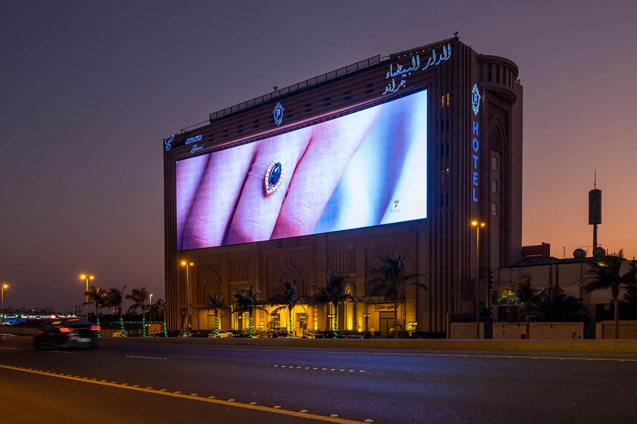 Kingaurora 1053 sqm B1013 mesh LED screen mounted on the façade of Casablanca Grand Hotel, Jeddah