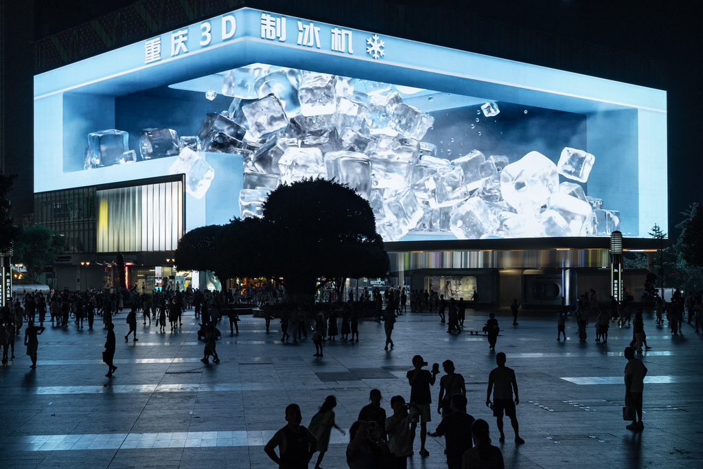How Are Outdoor Screens Becoming a Summer Emotional Outlet?